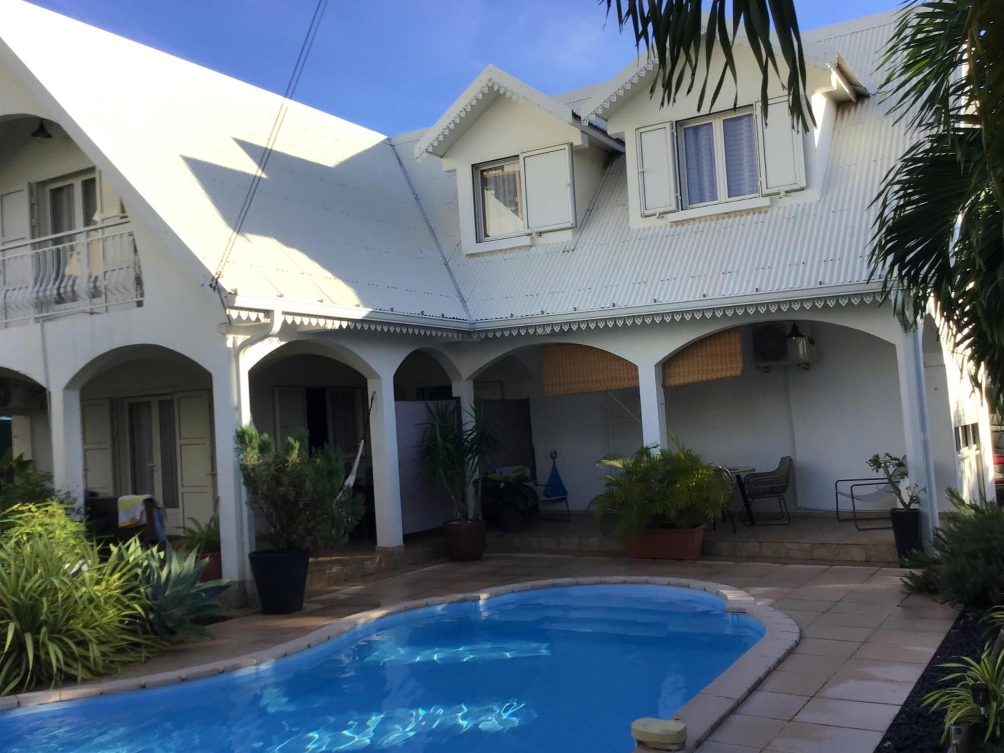 Studio Cosy Avec Piscine Dans Une Villa Saint-Denis Ngoại thất bức ảnh