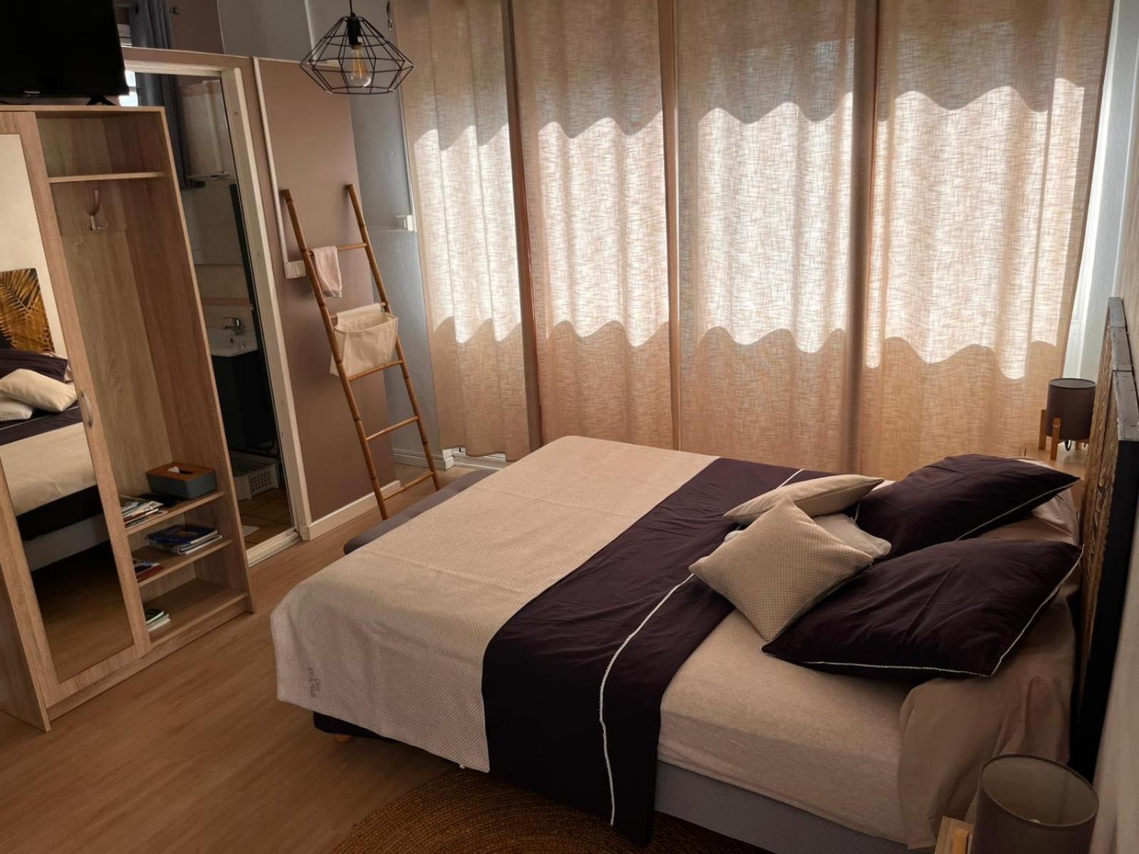 Studio Cosy Avec Piscine Dans Une Villa Saint-Denis Ngoại thất bức ảnh